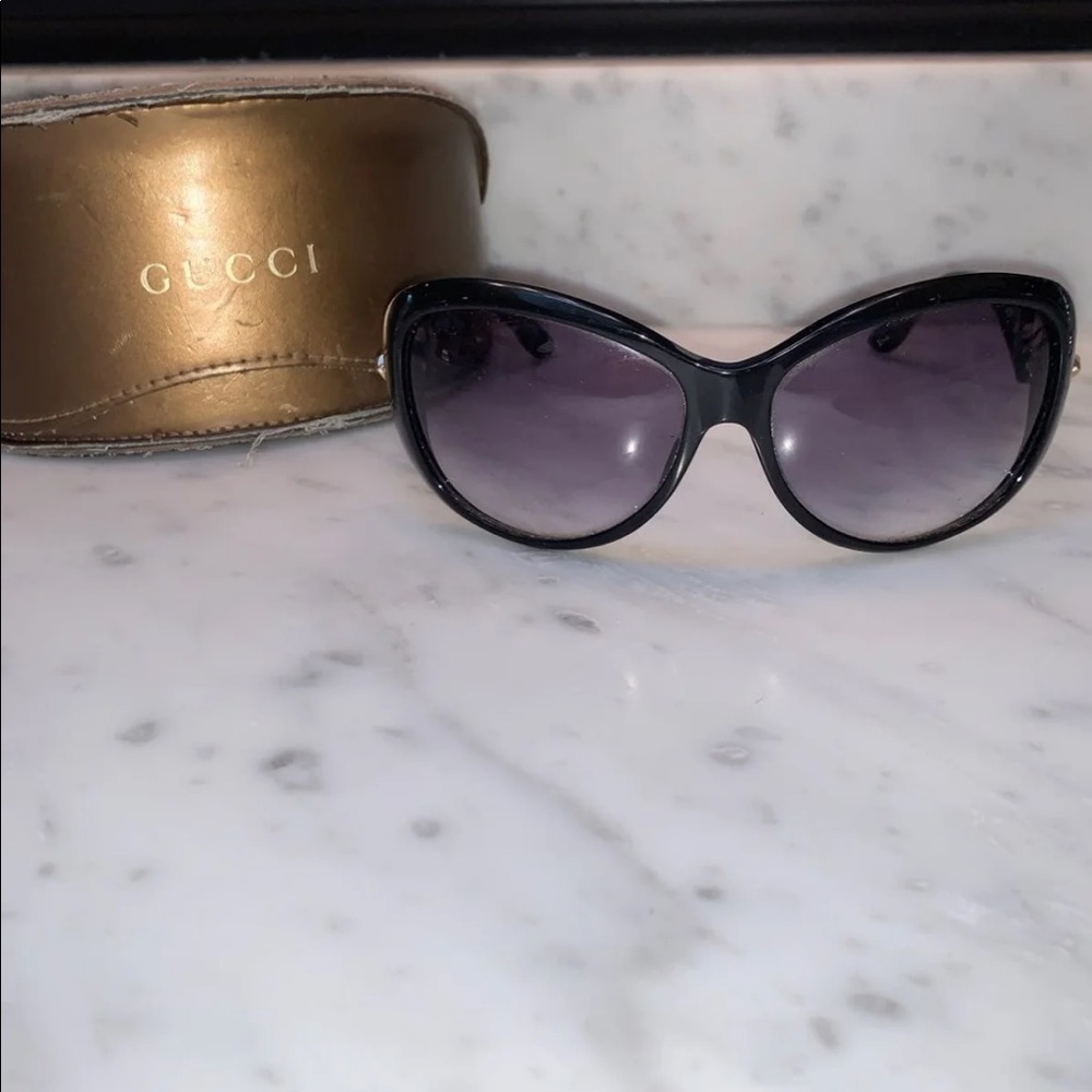 gucci sunglasses w case and cloth